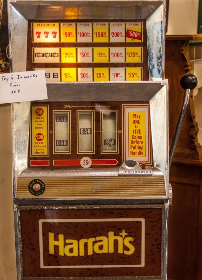 Cold Streaks, Hot Machines, and the Lies Your Brain Tells You at the Reels