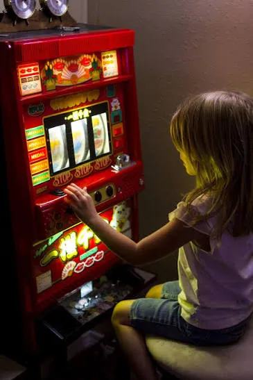 Betting More, Winning Less: The Psychology Behind Chasing Bigger Stakes at the Slots